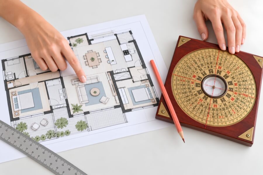 Luo Pan sobre un plano arquitectónico para un estudio de Feng Shui clásico