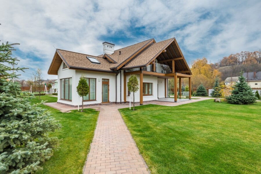Casa familiar con un camino que conduce hasta la vivienda